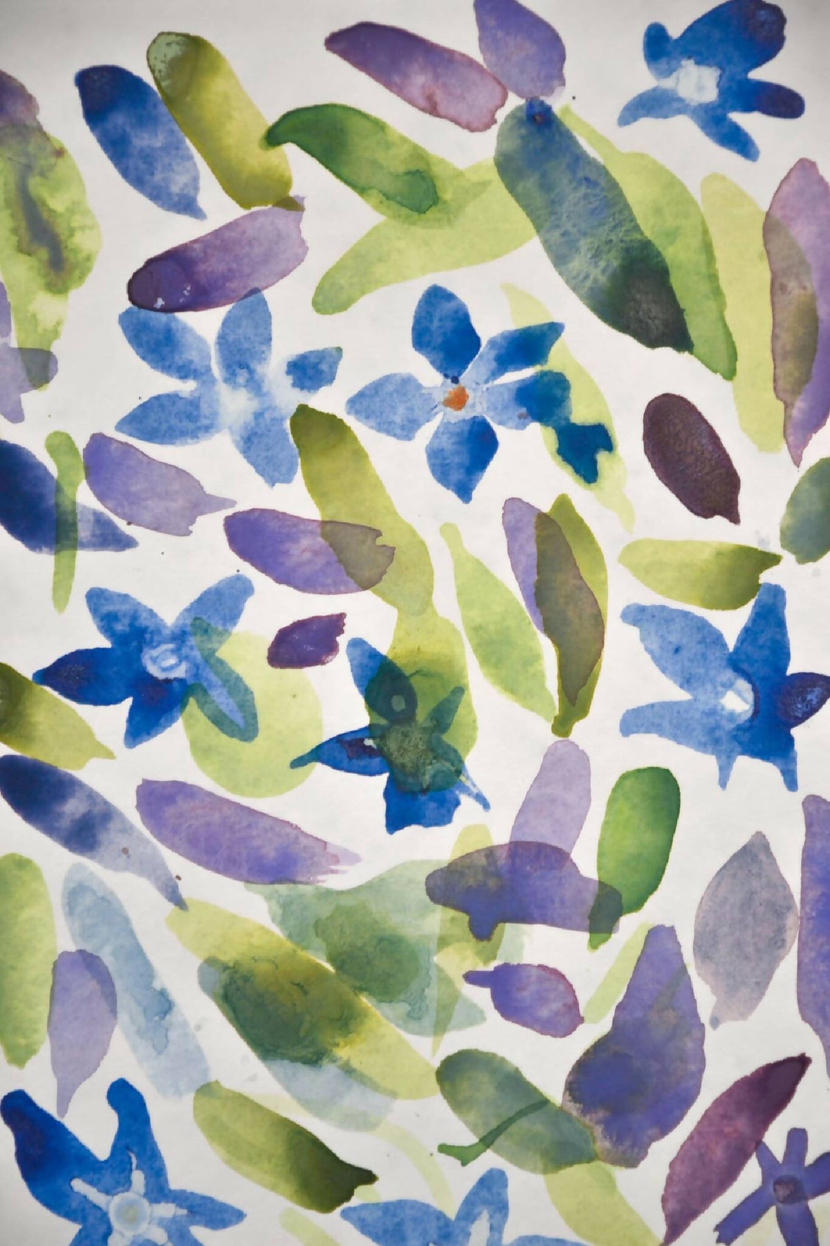 Impression aquarelle à motif de fleurs de pervenche et feuilles, bleu, vert et violet.