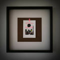 Affiche Moon #3 en noir, blanc et rouge, dans un cadre sombre