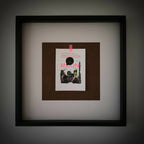 Affiche Moon #3 en noir, blanc et rouge, dans un cadre sombre