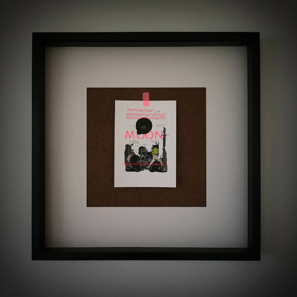 Affiche Moon #3 en noir, blanc et rouge, dans un cadre sombre