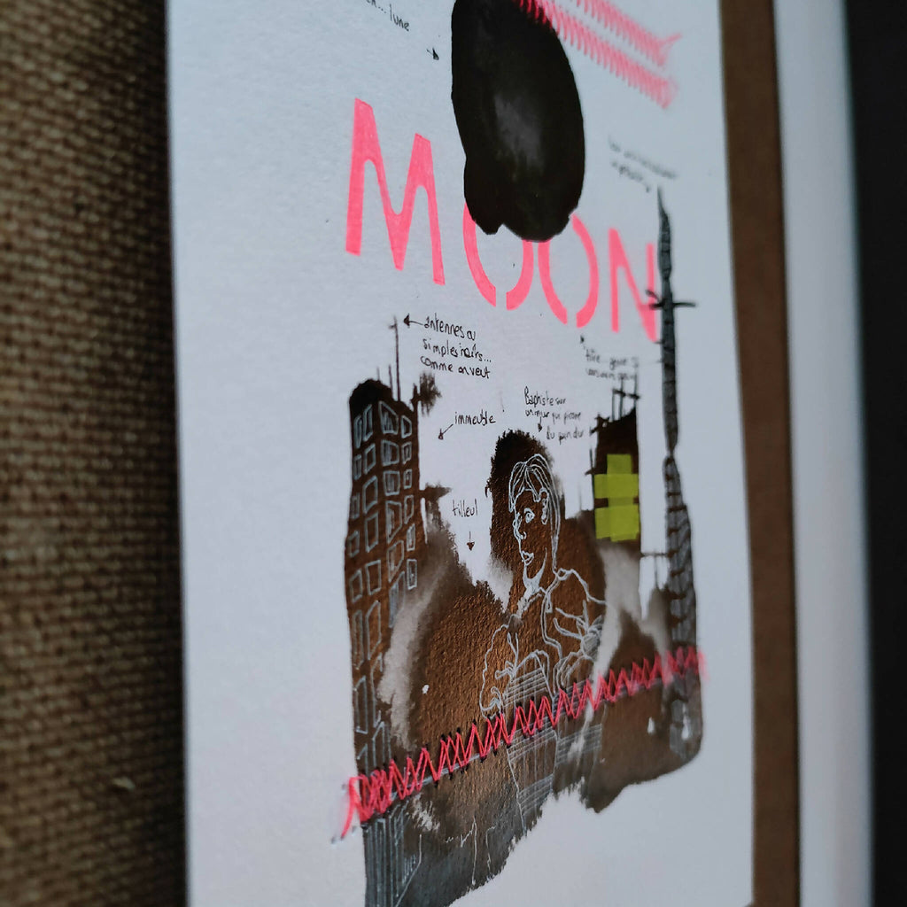 Affiche Moon avec visage et ville en silhouette, lettres rouges
