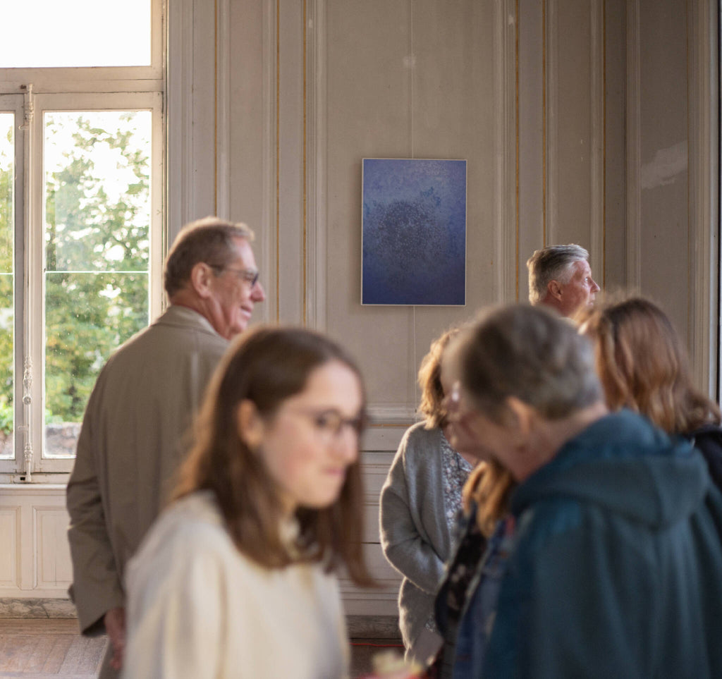 Photographie abstraite bleue dans un cadre, accrochée au mur