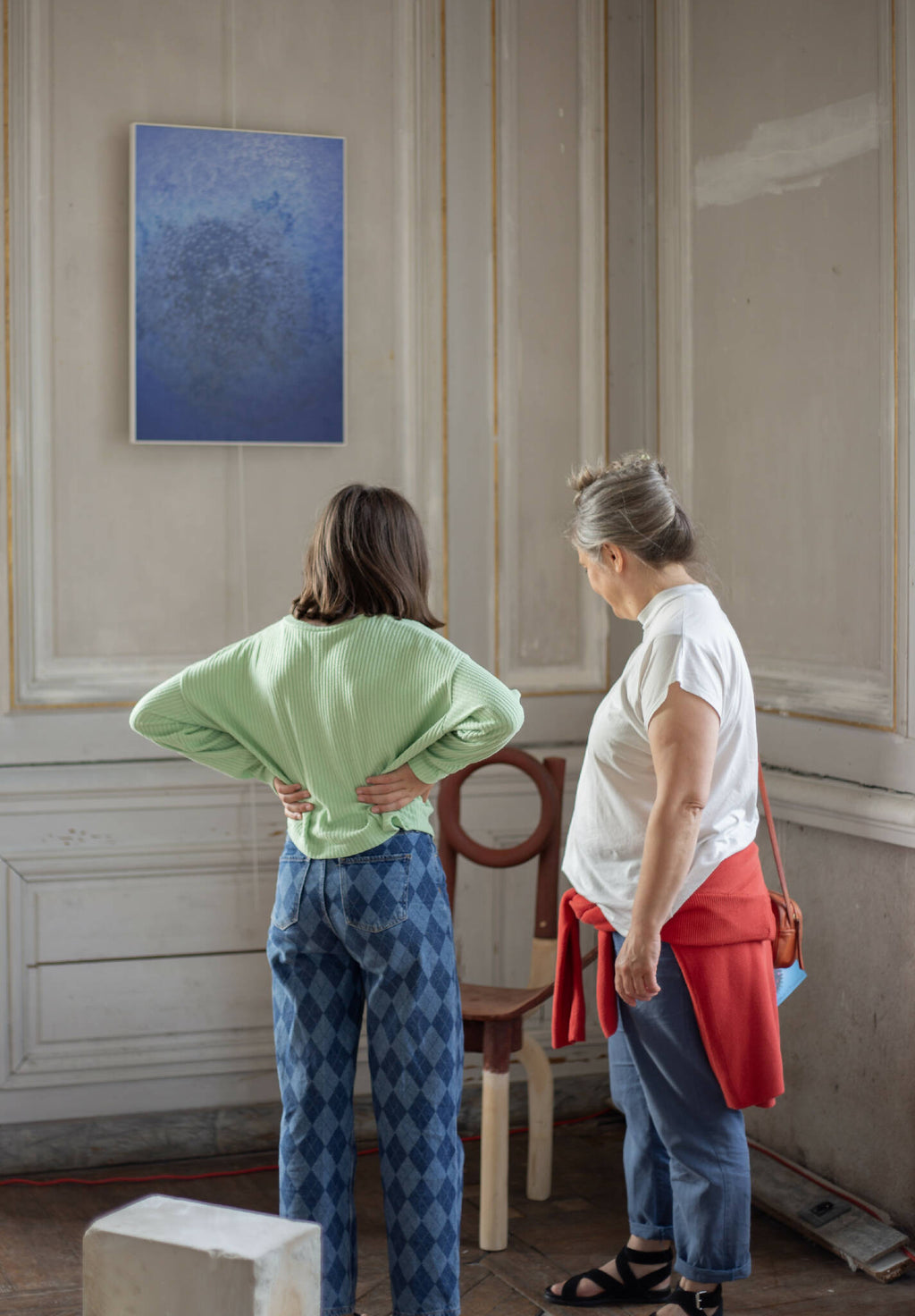 Photographie encadrée bleue sur le mur, vue de trois quarts