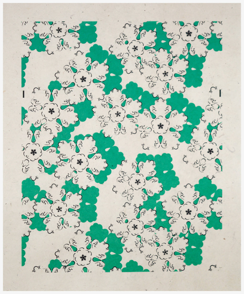 Papier décoratif vert et blanc à motifs floraux et volutes, vue d’ensemble.