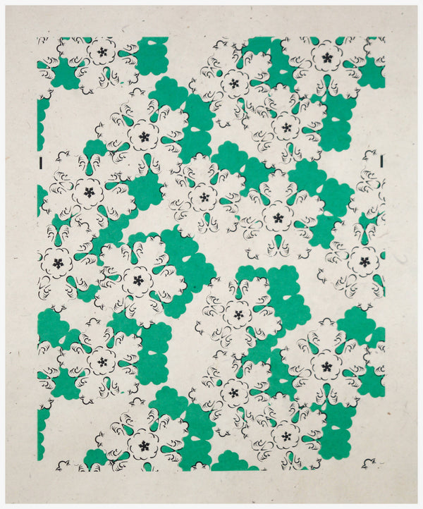 Papier décoratif vert et blanc à motifs floraux et volutes, vue d’ensemble.