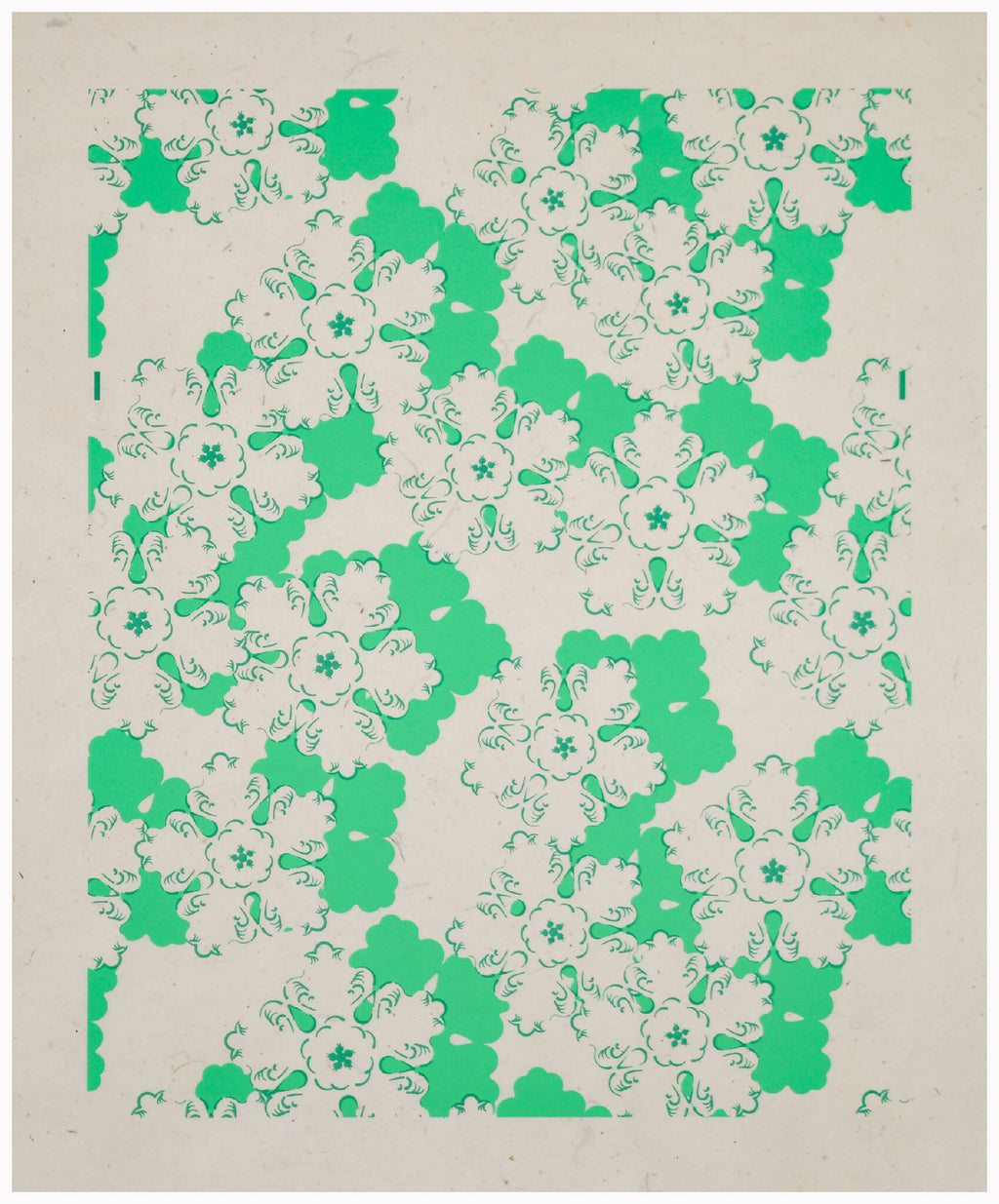 Papier décoratif vert et blanc à motifs floraux et volutes, vue d’ensemble.