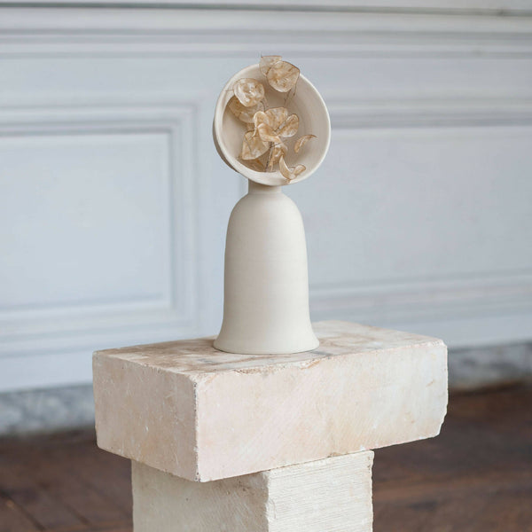 Vase soliflore en céramique ivoire, ouverture ronde, avec fleurs crème séchées.