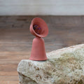 Vase soliflore en céramique terre brute, forme évasée, tige centrale, fleurs violettes