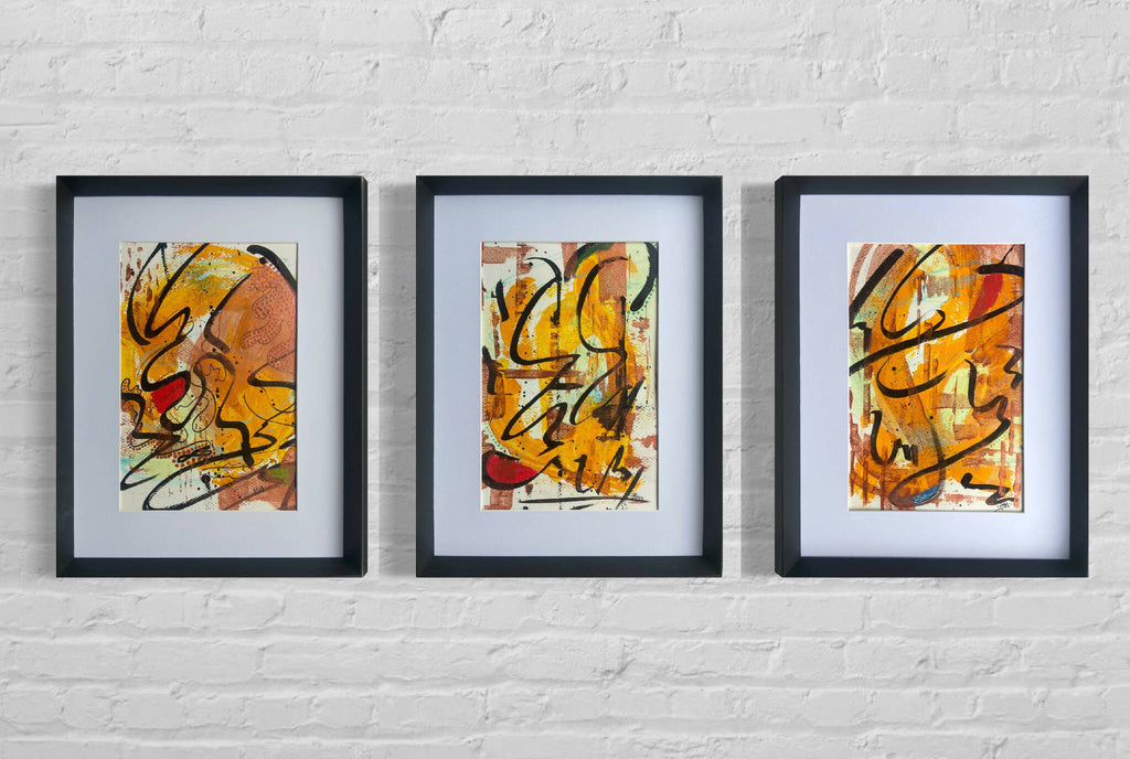 Ensemble de 3 tableaux abstraits encadrés, dominants orange et traits noirs.