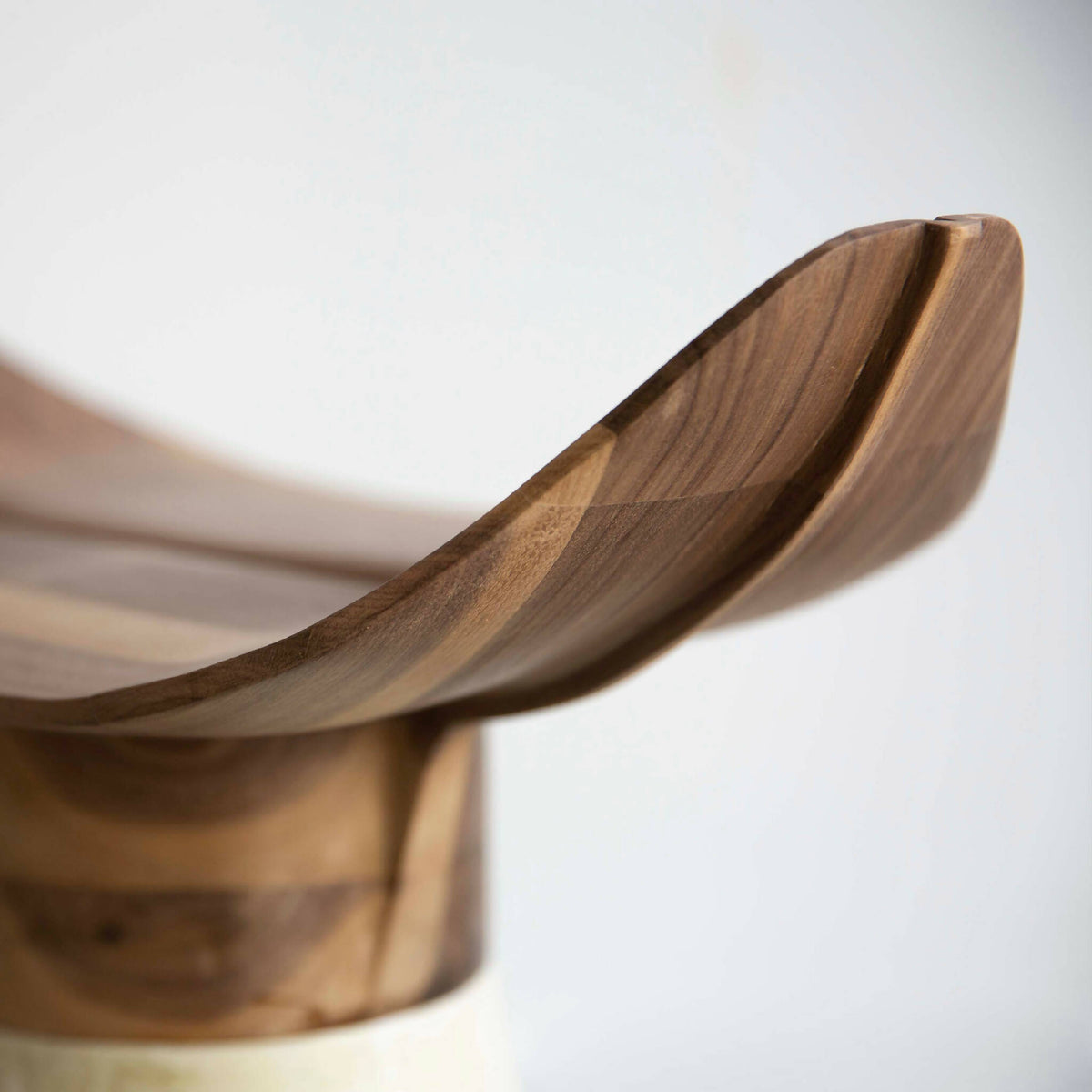 Tabouret : assise en bois incurvée à finition veinée