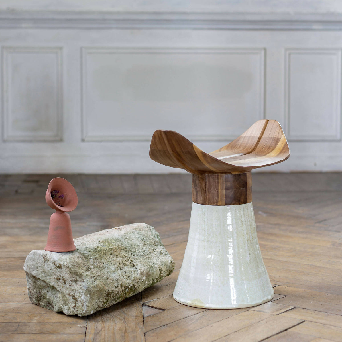Tabouret en bois à assise courbée et base conique blanche en céramique