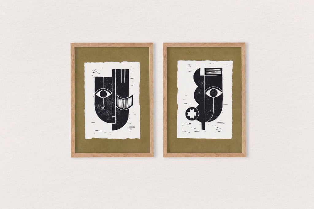 Deux gravures encadrées aux formes abstraites noires sur fond blanc