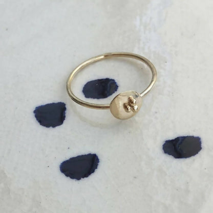 Bague dorée avec cabochon bleu nuit en forme de goutte