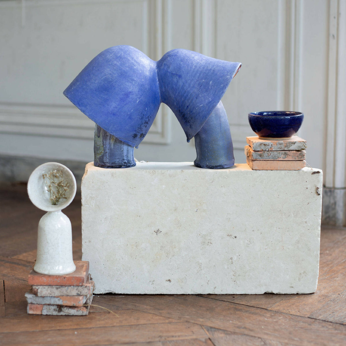 Double lampe décorative : deux bras bleus sur base rectangulaire blanche