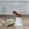 Tabouret en bois à assise courbée et base conique blanche en céramique