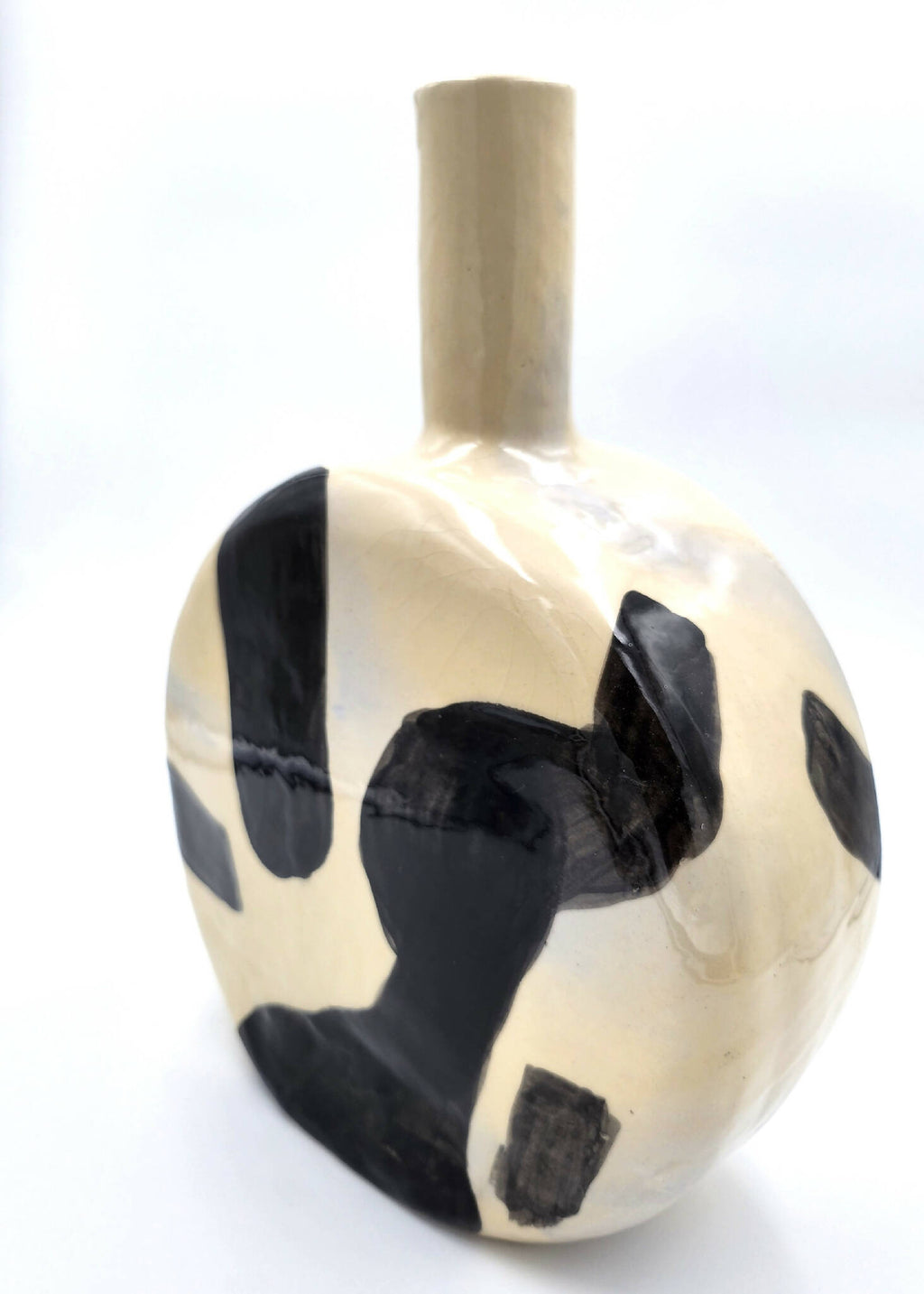 Vase boule en céramique crème avec motifs noirs, vue de trois-quarts