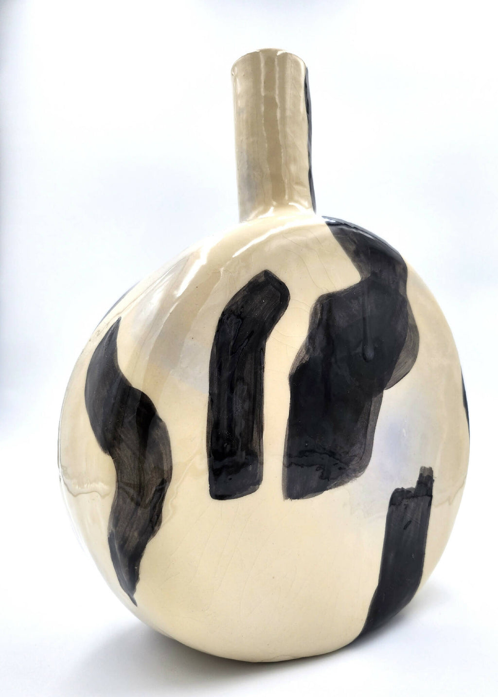 Vase en céramique crème à motifs noirs, col haut cylindrique