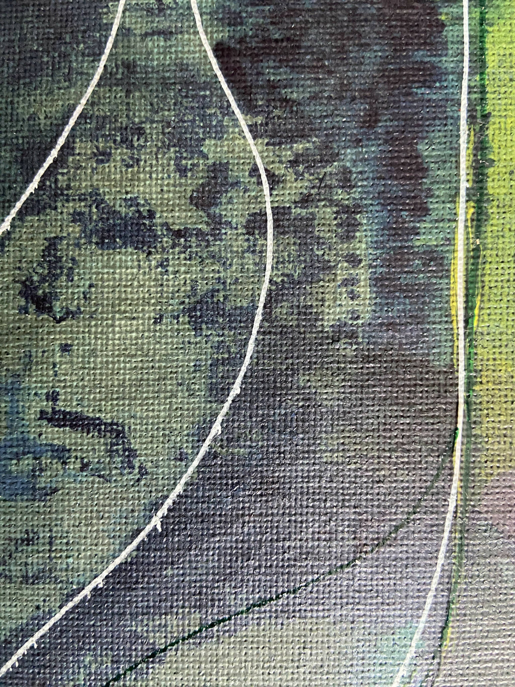 Détail du tableau abstrait : surface texturée grise, lignes blanches courbes, taches vertes.