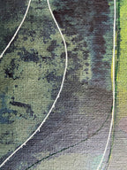 Détail du tableau abstrait : surface texturée grise, lignes blanches courbes, taches vertes.