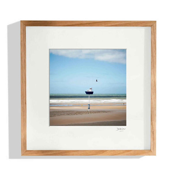 Image encadrée paysage de plage avec bateau au large