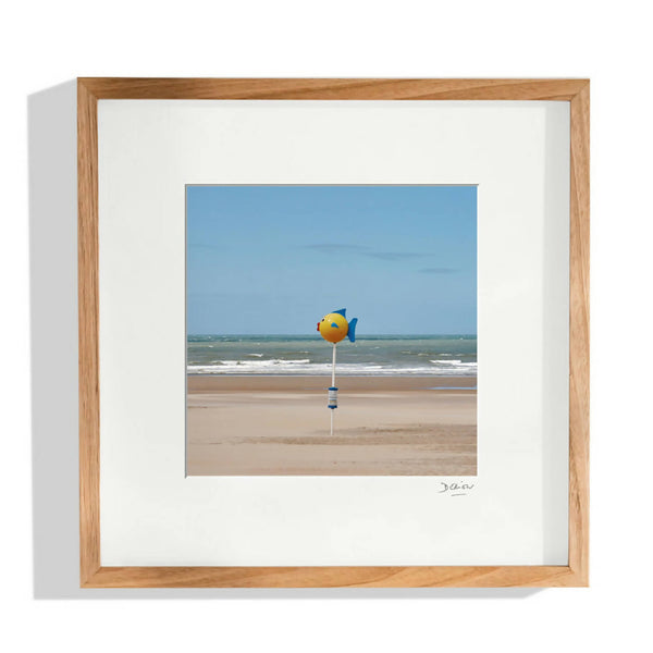 Illustration encadrée « petit poisson » sur une plage, cadre en bois