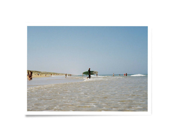 Photographie d’art : scène de plage au bord de mer avec une personne marchant