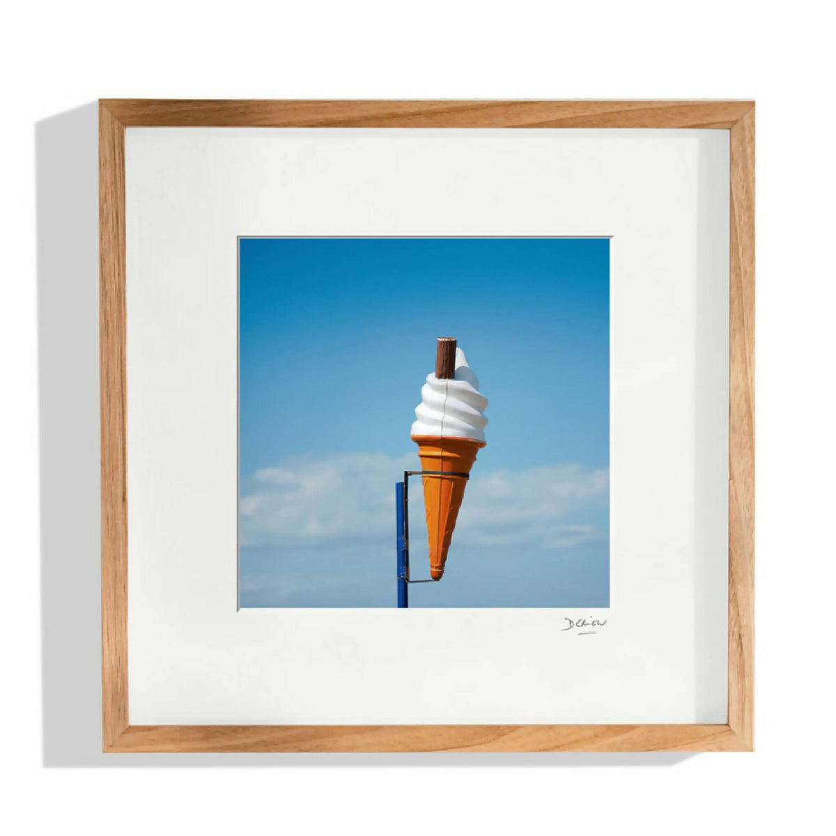 Tableau encadré représentant une glace en cornet, avec ruban bleu en arrière-plan