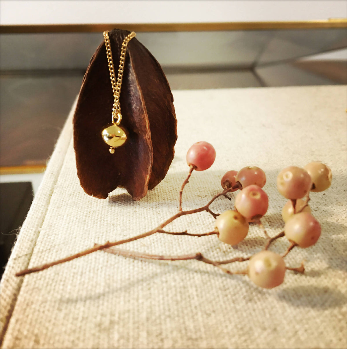 Collier à chaîne dorée et pendentif rond