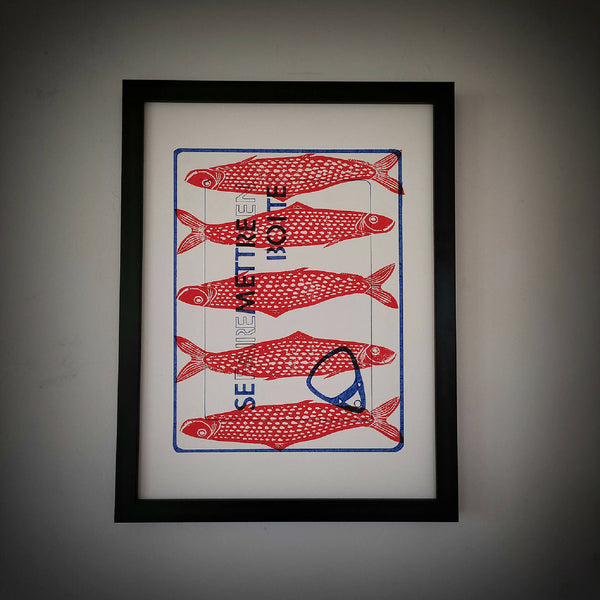 Cadre noir avec illustration de poissons rouges et motifs rouges sur fond clair