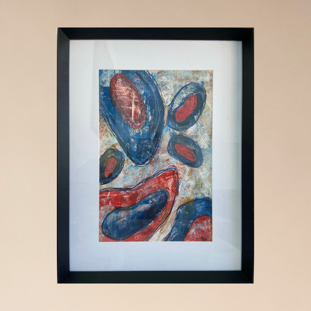 Tableau abstrait encadré, composition d’ovales bleues et rouges, vue de face.