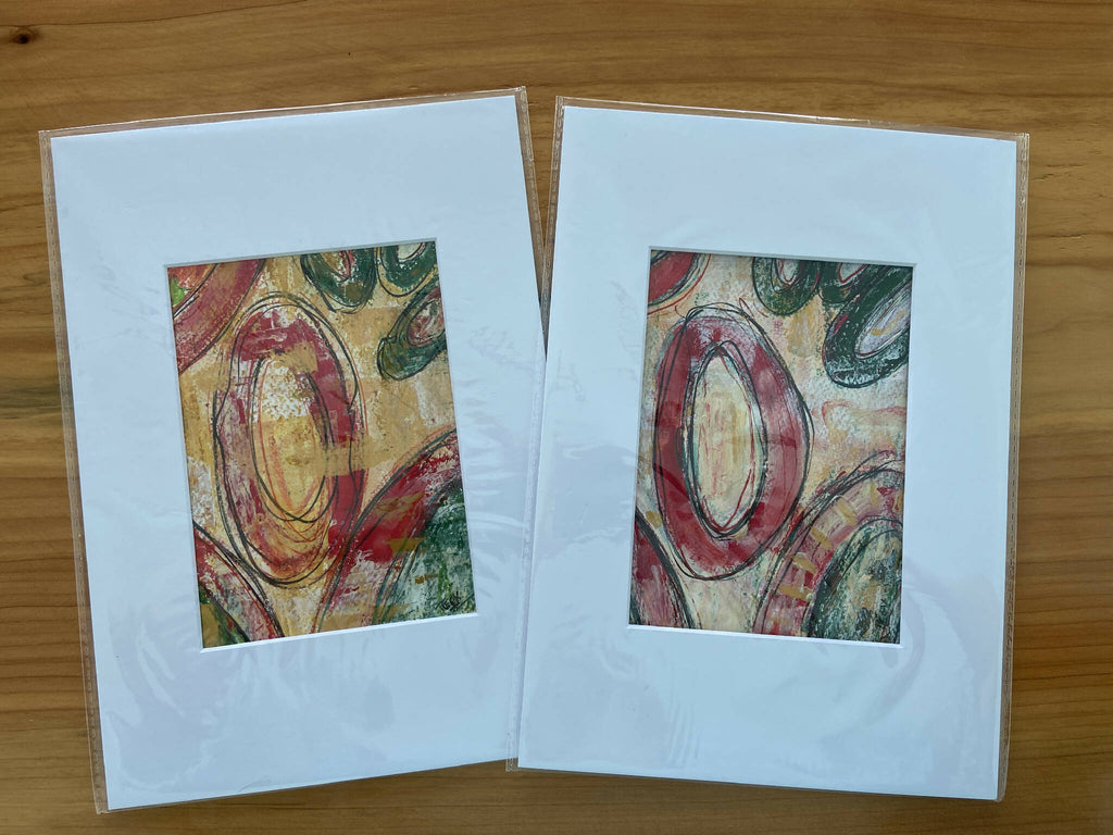 Deux affiches d’art abstrait sur fond blanc, motifs ovales rouge et verts