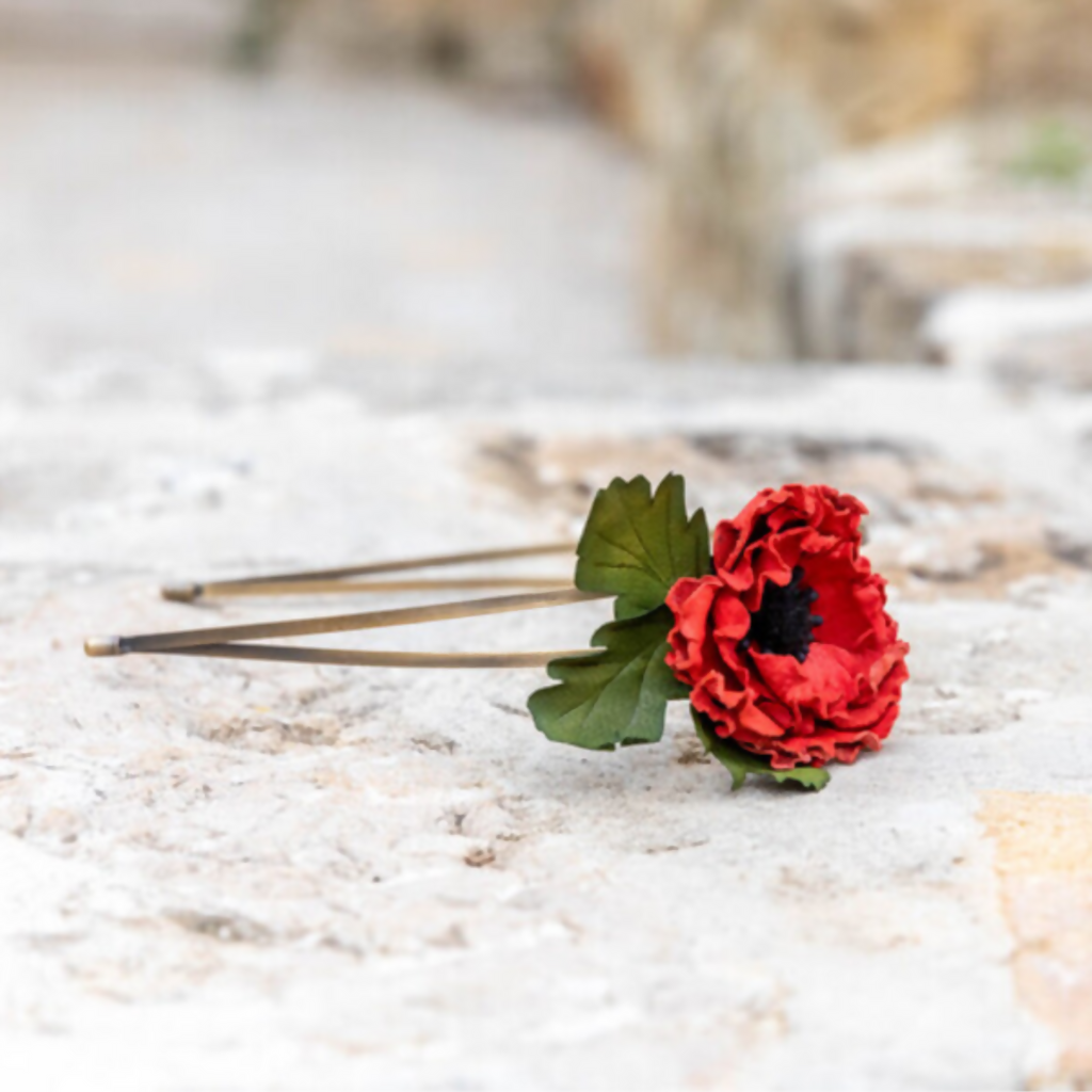 Serre-tête bucolique avec fleur rouge en tissu et feuilles vertes