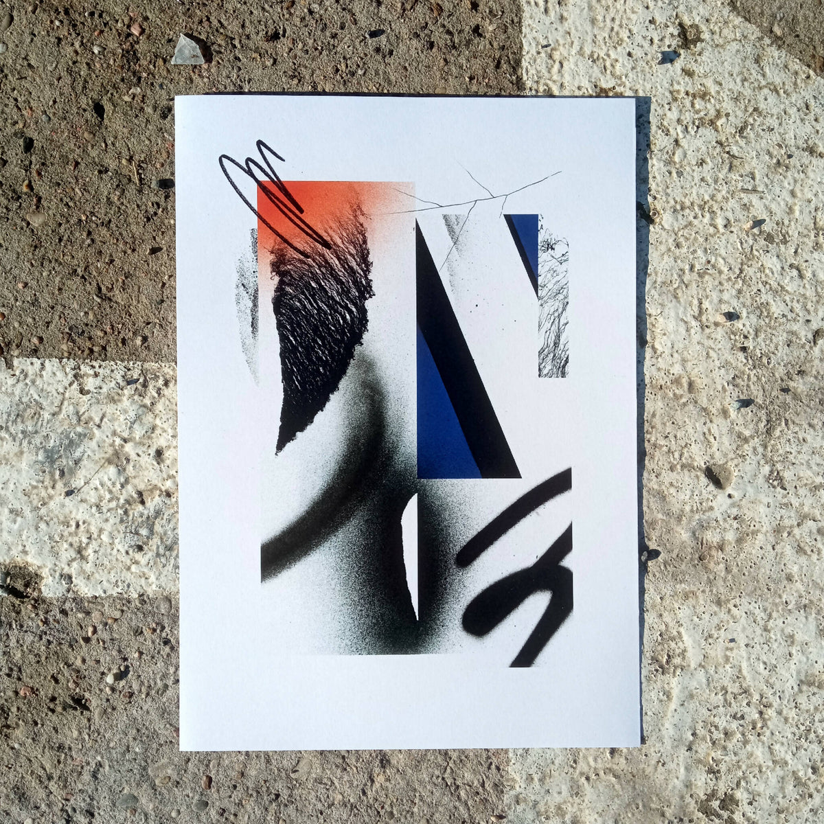 Affiche carrée à design abstrait noir, blanc et bleu sur fond clair