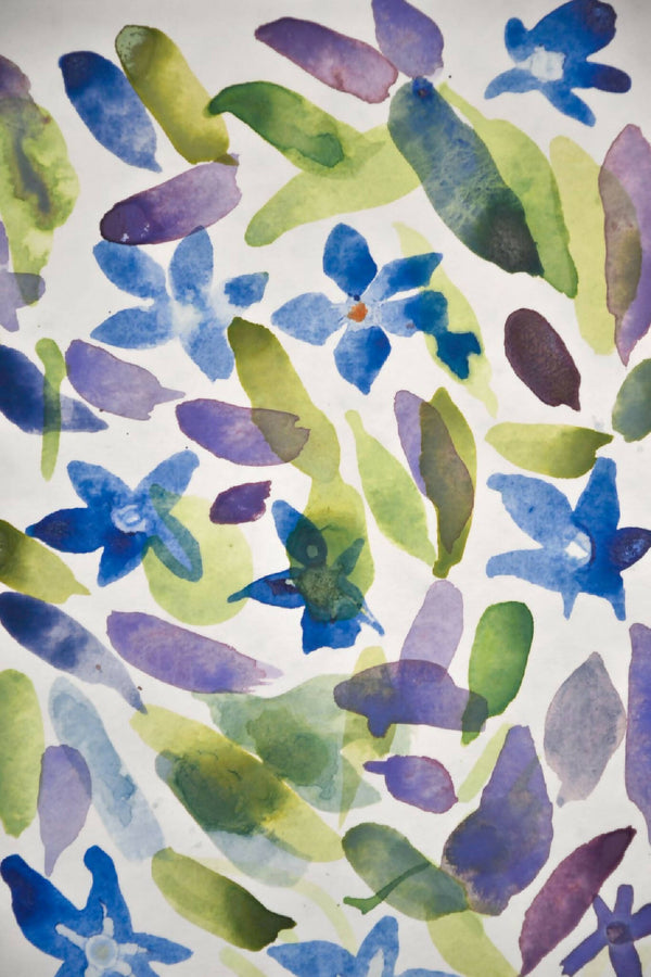 Impression aquarelle à motif de fleurs de pervenche et feuilles, bleu, vert et violet.