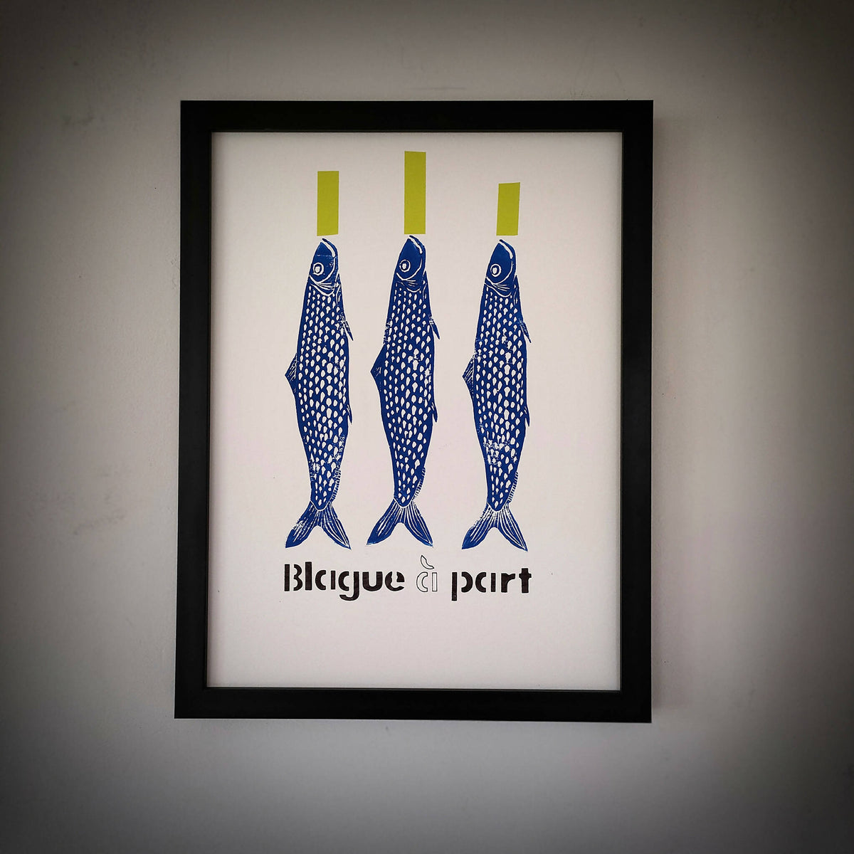 Affiche encadrée, trois poissons bleus stylisés et rectangles verts