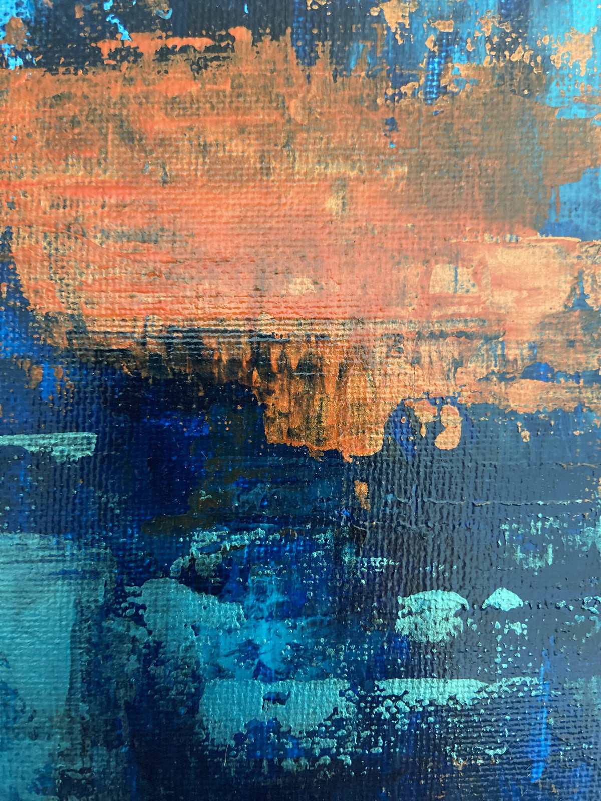 Tableau abstrait encadré, gros plan bleu et orange, superpositions et éclats de peinture.