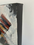 Toile abstraite, gros plan sur aplats rouge et noir, touches jaunes, côté sombre texturé.