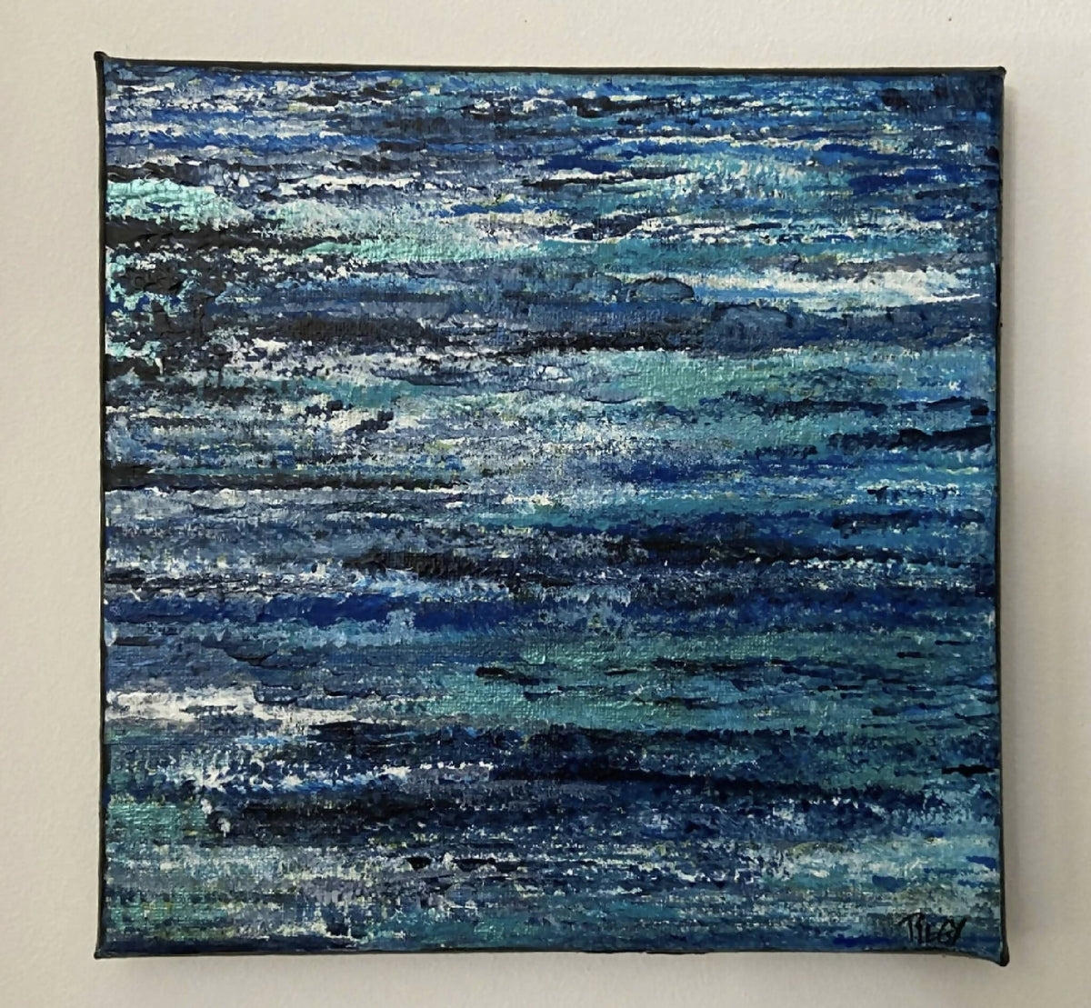 Tableau abstrait bleu, vue de face, toile carrée aux stries turquoise et blanches.