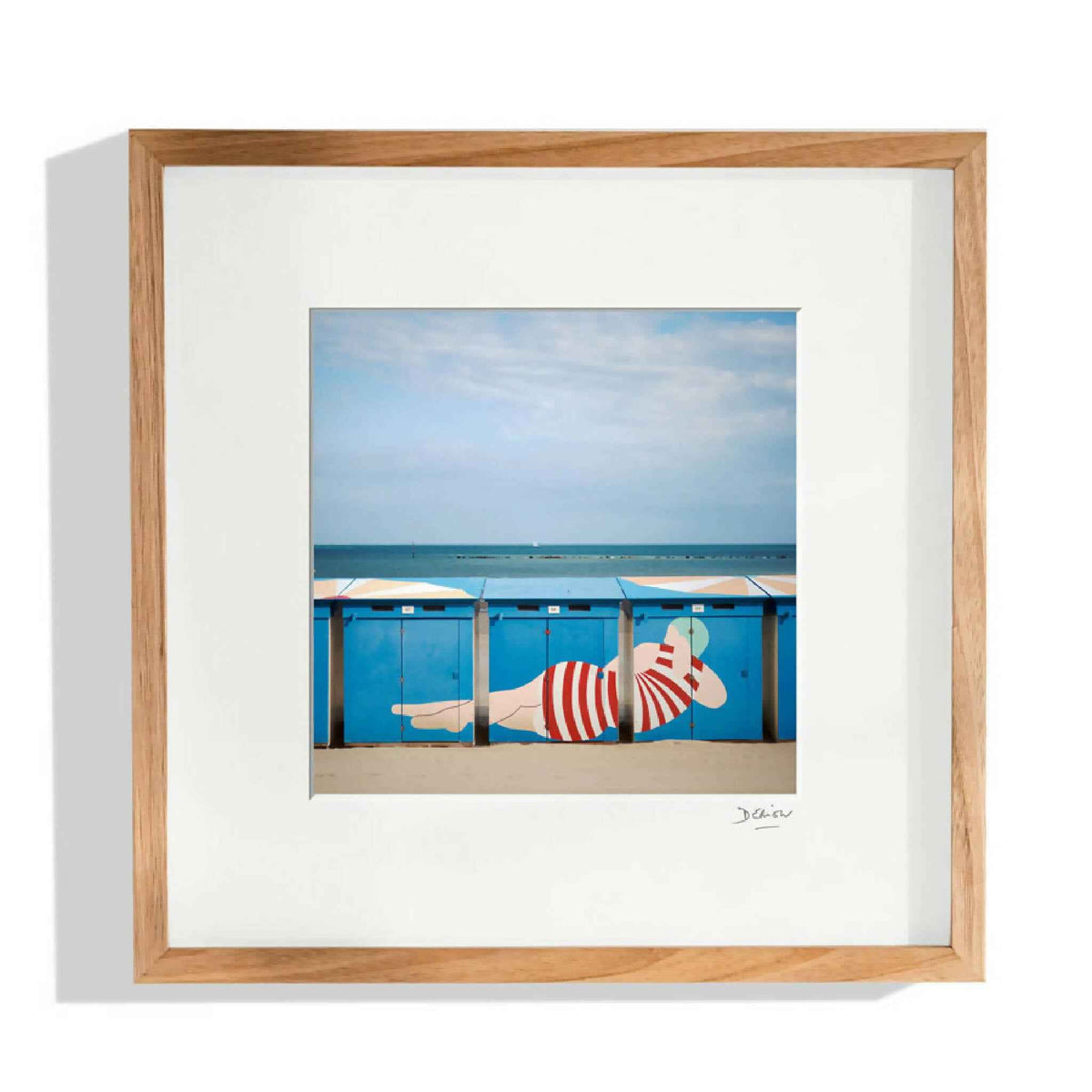 Photographie d’art encadrée : scène de plage bleue avec personnage près d’une baignade