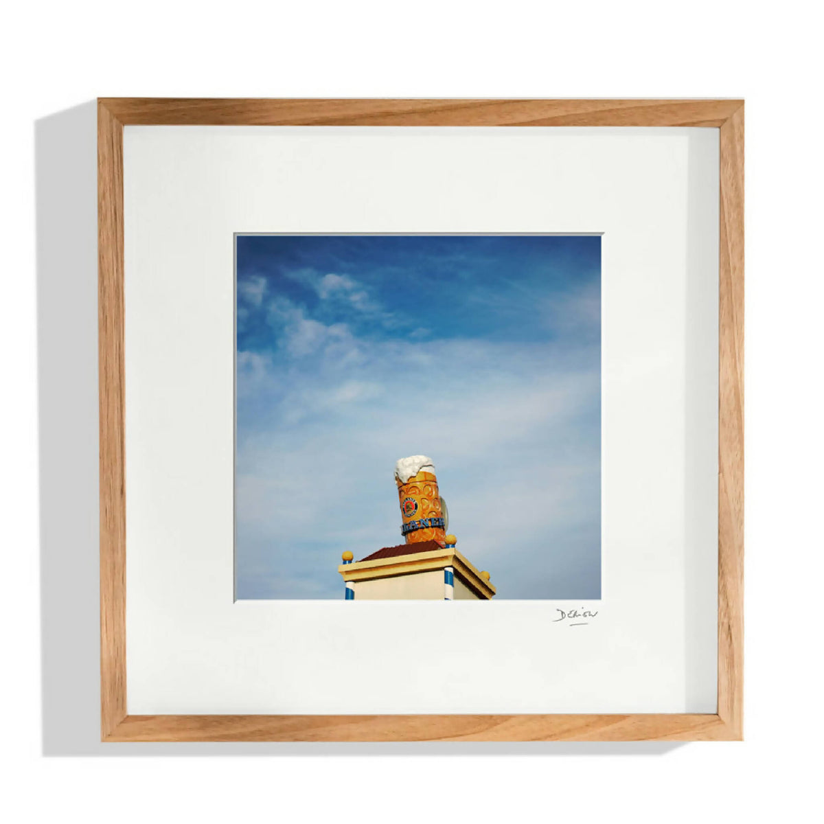 Cadre photo en bois avec illustration de ciel bleu et temple.